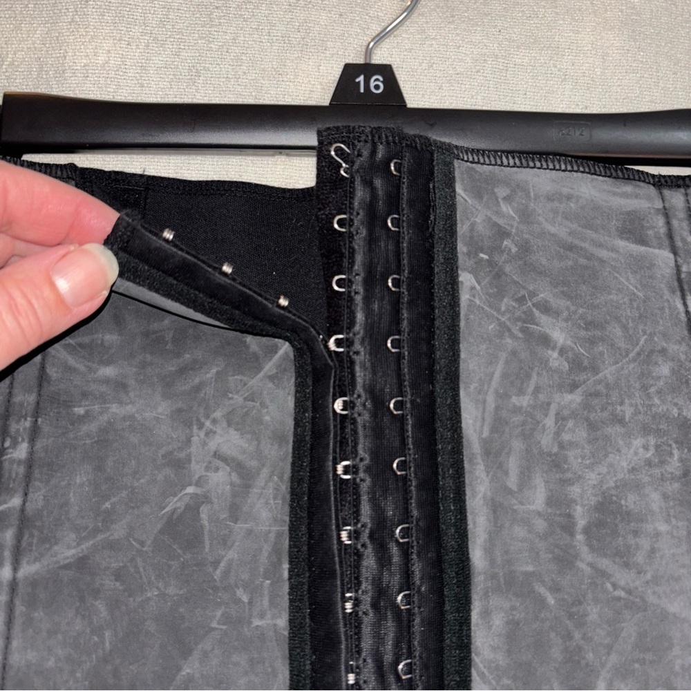 Amia Cincher Shape wear Black Latex Hook & Eye Corset Waist‎ trainer SzXL NWT - Picture 3 of 7